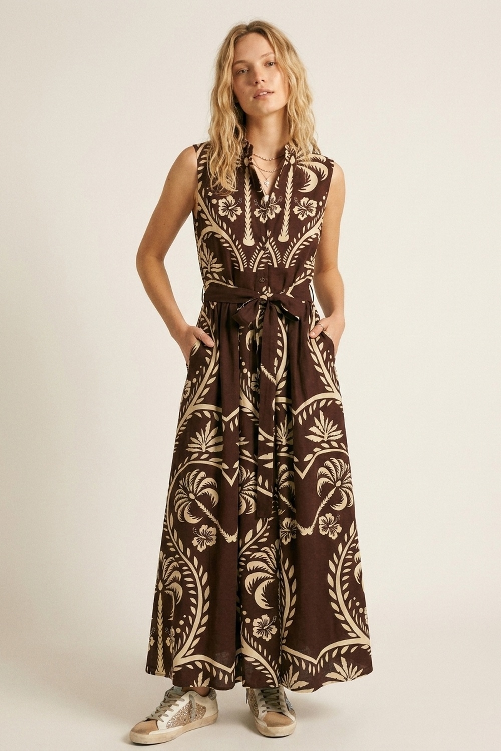 Vestido Maxi Marr&oacute;n Estampado con Cintura con Cintur&oacute;n