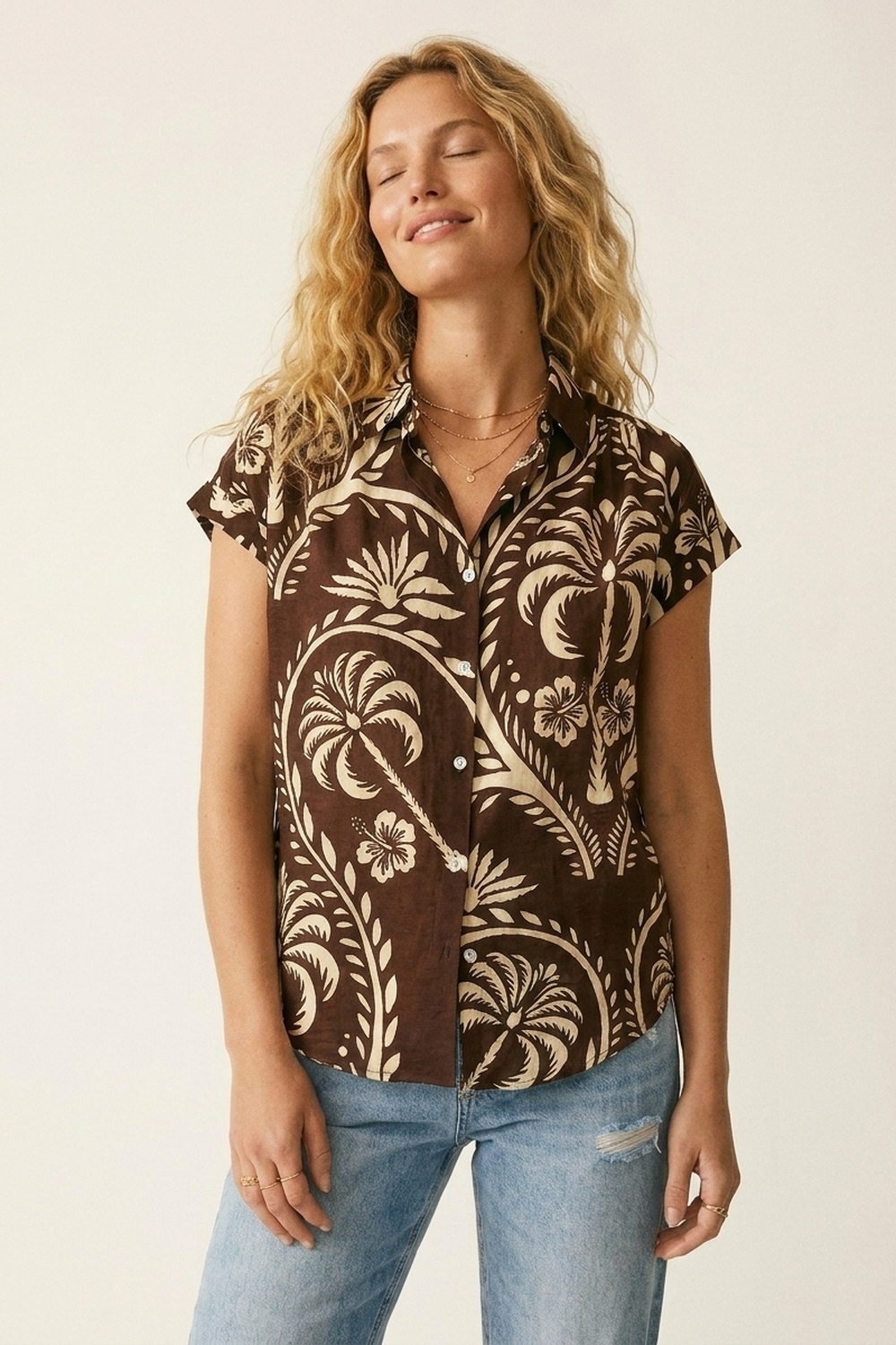 Camisa de manga corta con botones y estampado tropical marrón Camisa de manga corta con botones y estampado tropical marrón