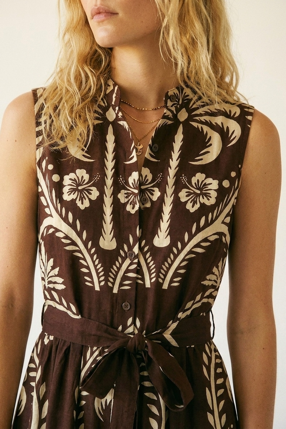 Vestido Maxi Marr&oacute;n Estampado con Cintura con Cintur&oacute;n