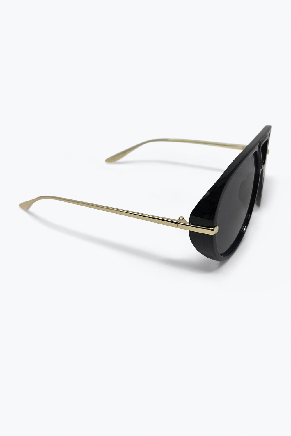 Gafas de sol estilo aviador de gran tama&ntilde;o negras con detalles dorados