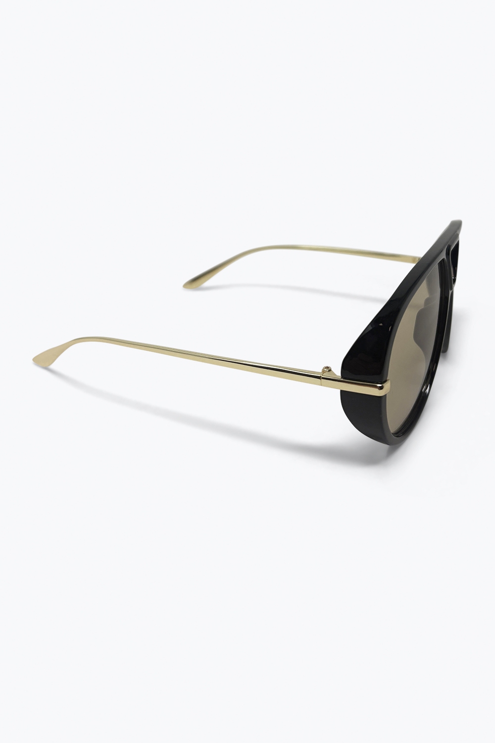 Gafas de sol estilo aviador negras con lentes marrones Gafas de sol estilo aviador negras con lentes marrones