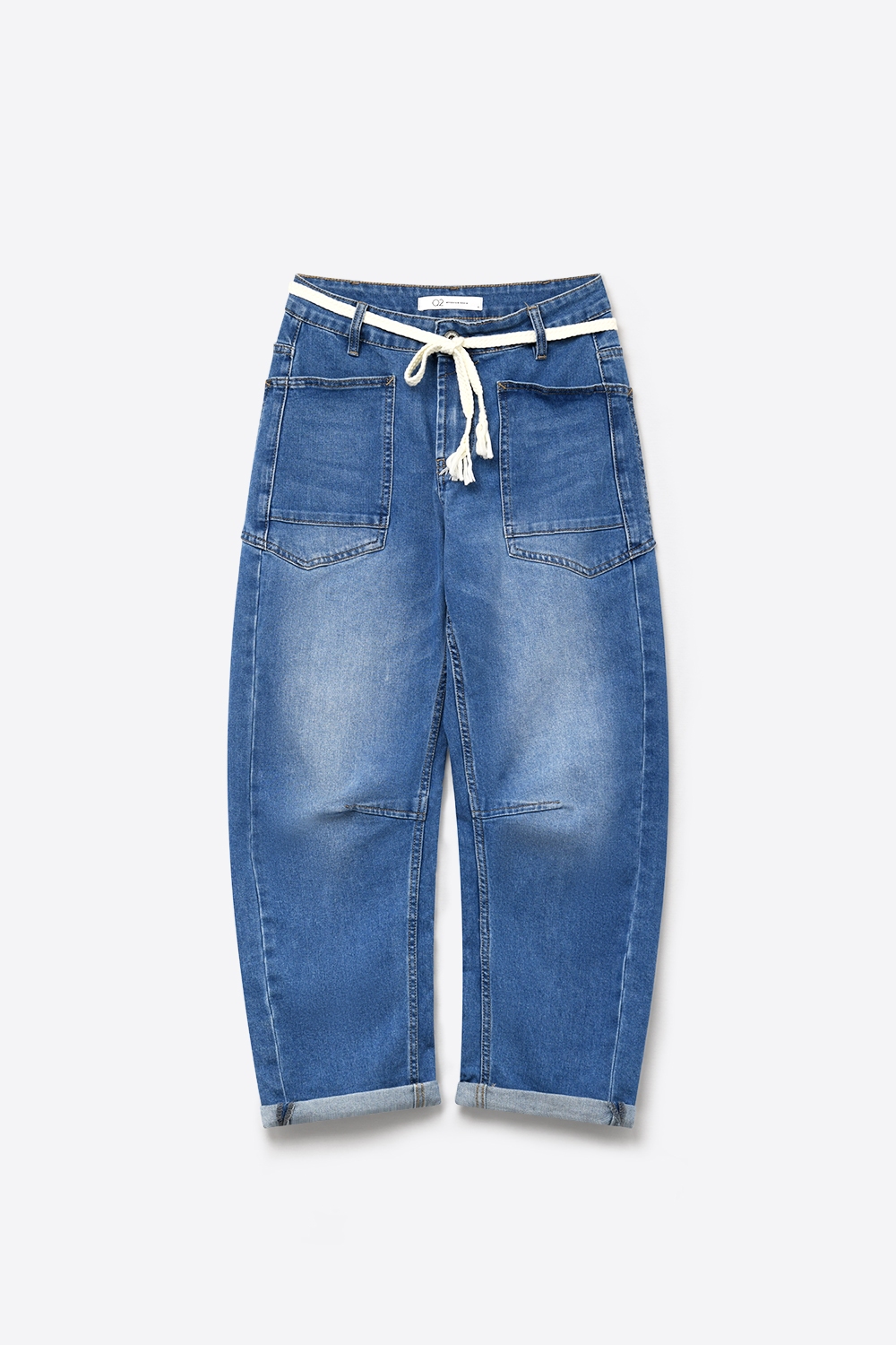 Jeans azules de corte ancho al tobillo con cinturón Jeans azules de corte ancho al tobillo con cinturón