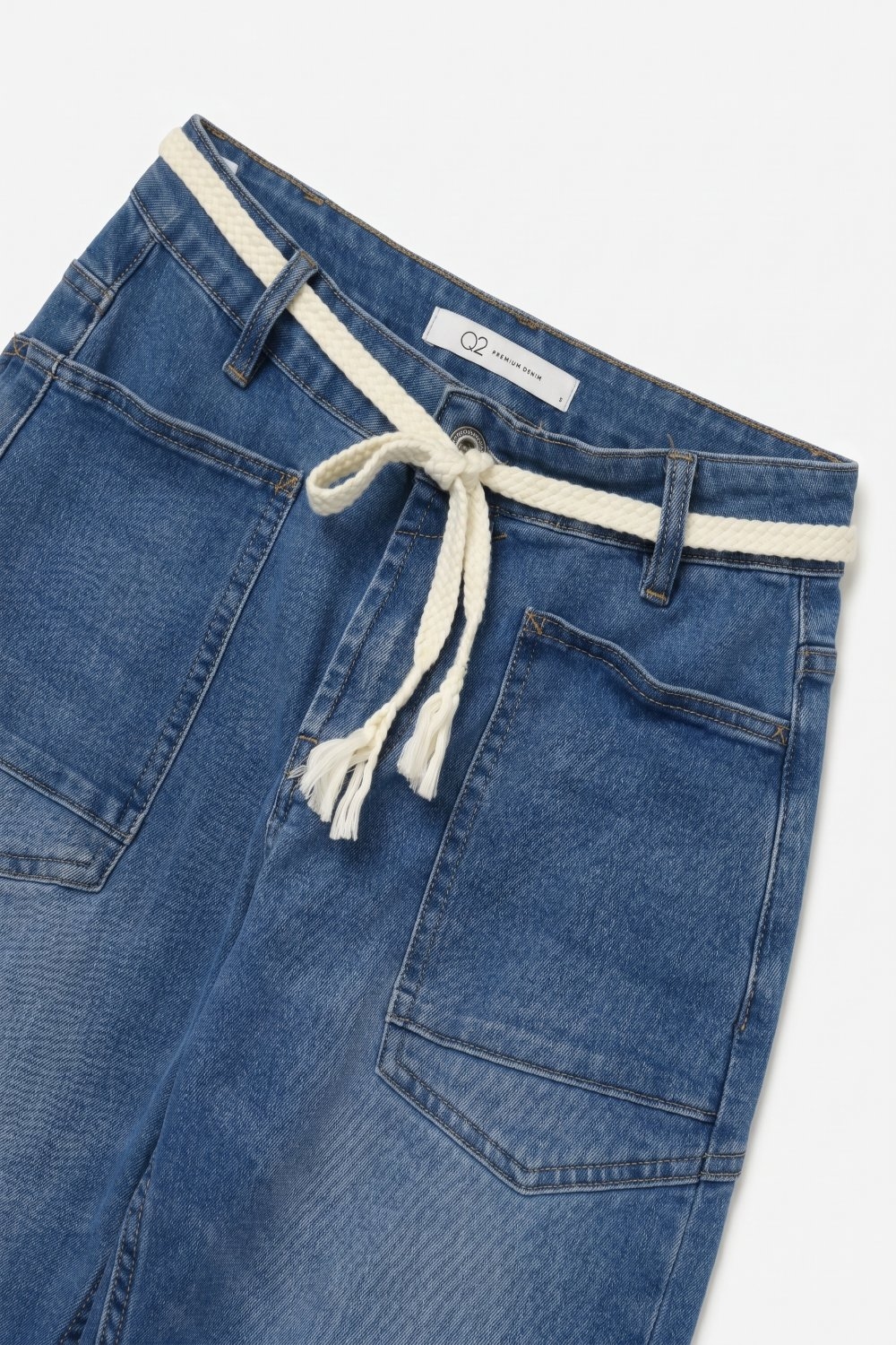 Jeans azules de corte ancho al tobillo con cinturón Jeans azules de corte ancho al tobillo con cinturón