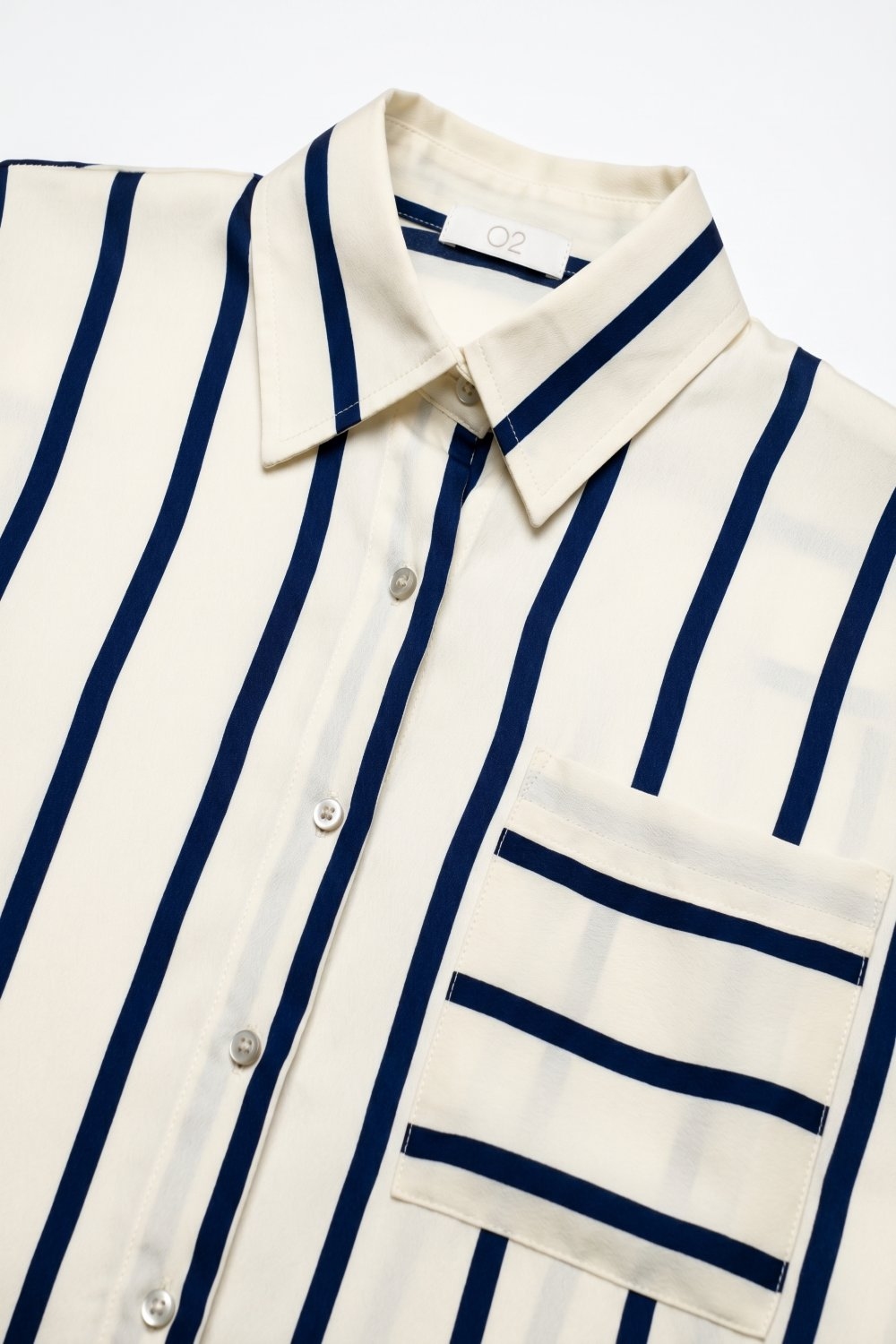 Camisa de corte relajado con rayas crema en tela de sat&eacute;n con bolsillo