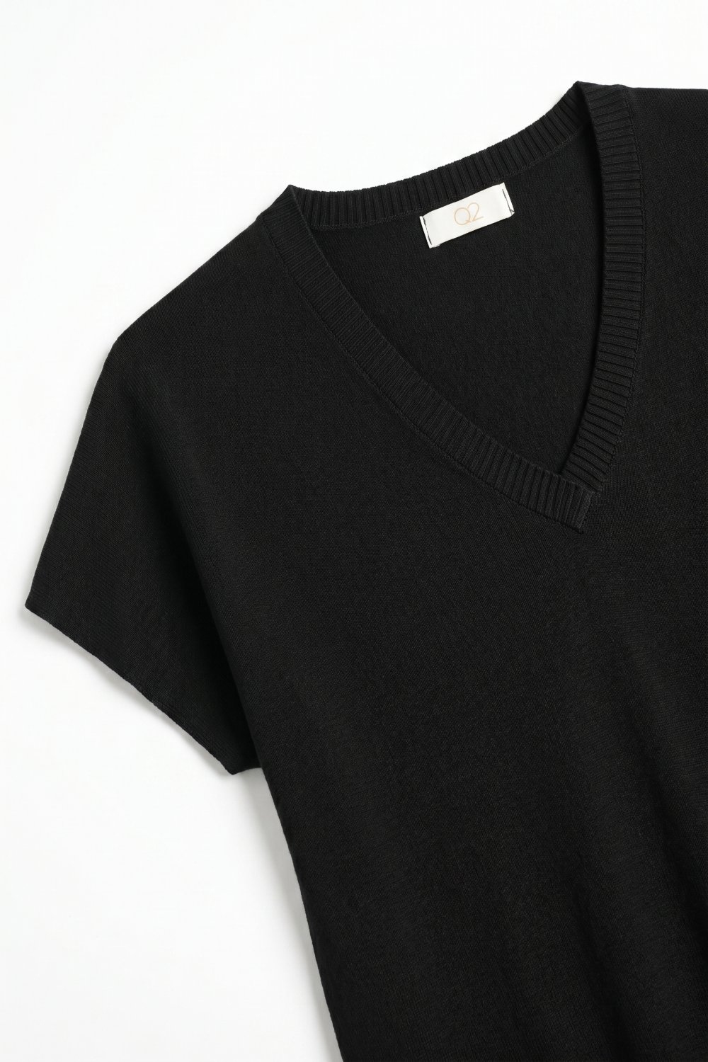 Jersey negro de punto fino con cuello en V y mangas cortas Jersey negro de punto fino con cuello en V y mangas cortas