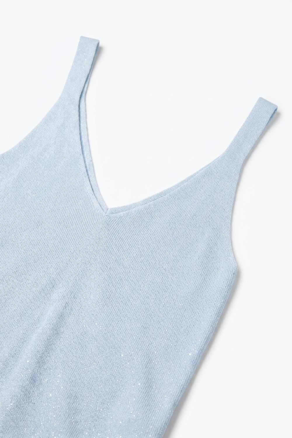 Top sin mangas de punto fino azul claro con detalle de purpurina y cuello en V