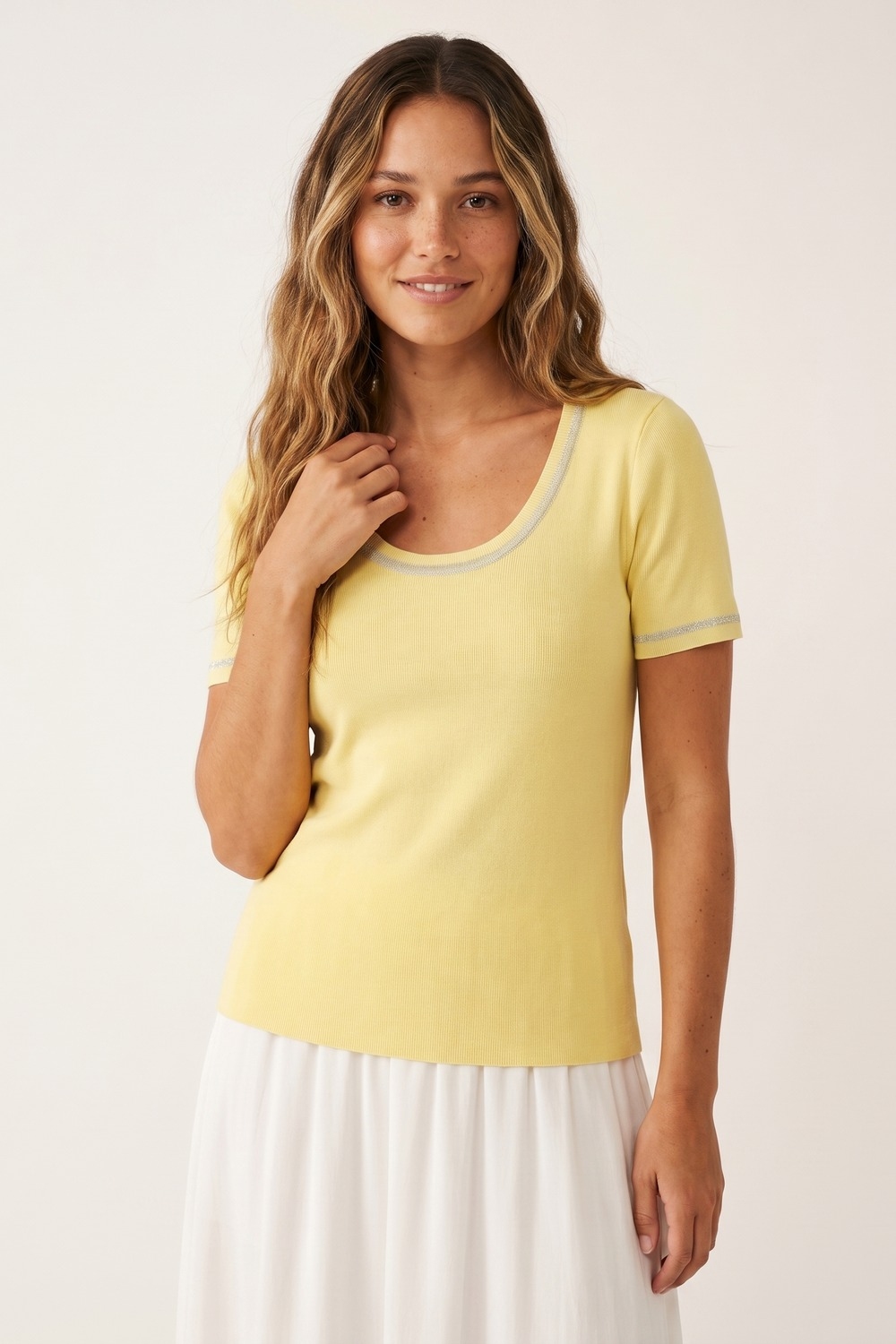 Jersey amarillo de punto acanalado con cuello redondo y ribete de lúrex brillante Jersey amarillo de punto acanalado con cuello redondo y ribete de lúrex brillante