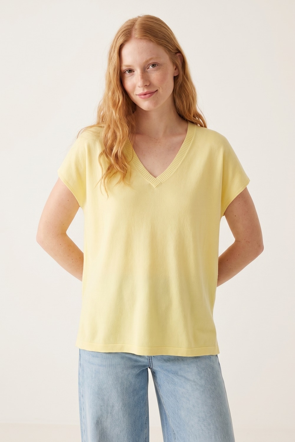 Jersey ligero amarillo de cuello en V y corte relajado