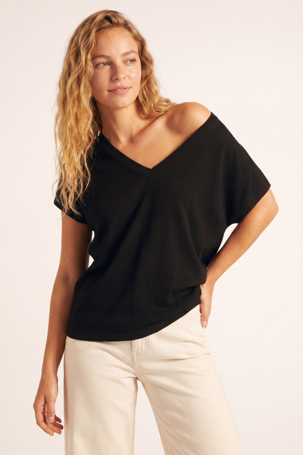Jersey negro de punto fino con cuello en V y mangas cortas Jersey negro de punto fino con cuello en V y mangas cortas