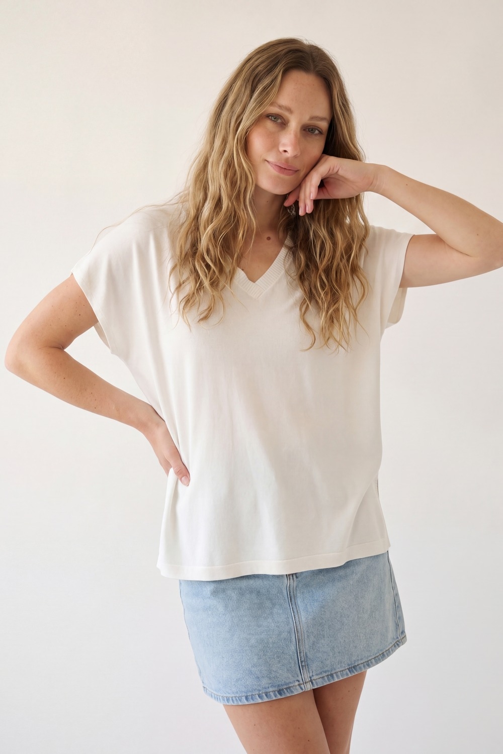 Jersey blanco de manga corta con cuello en V y corte relajado