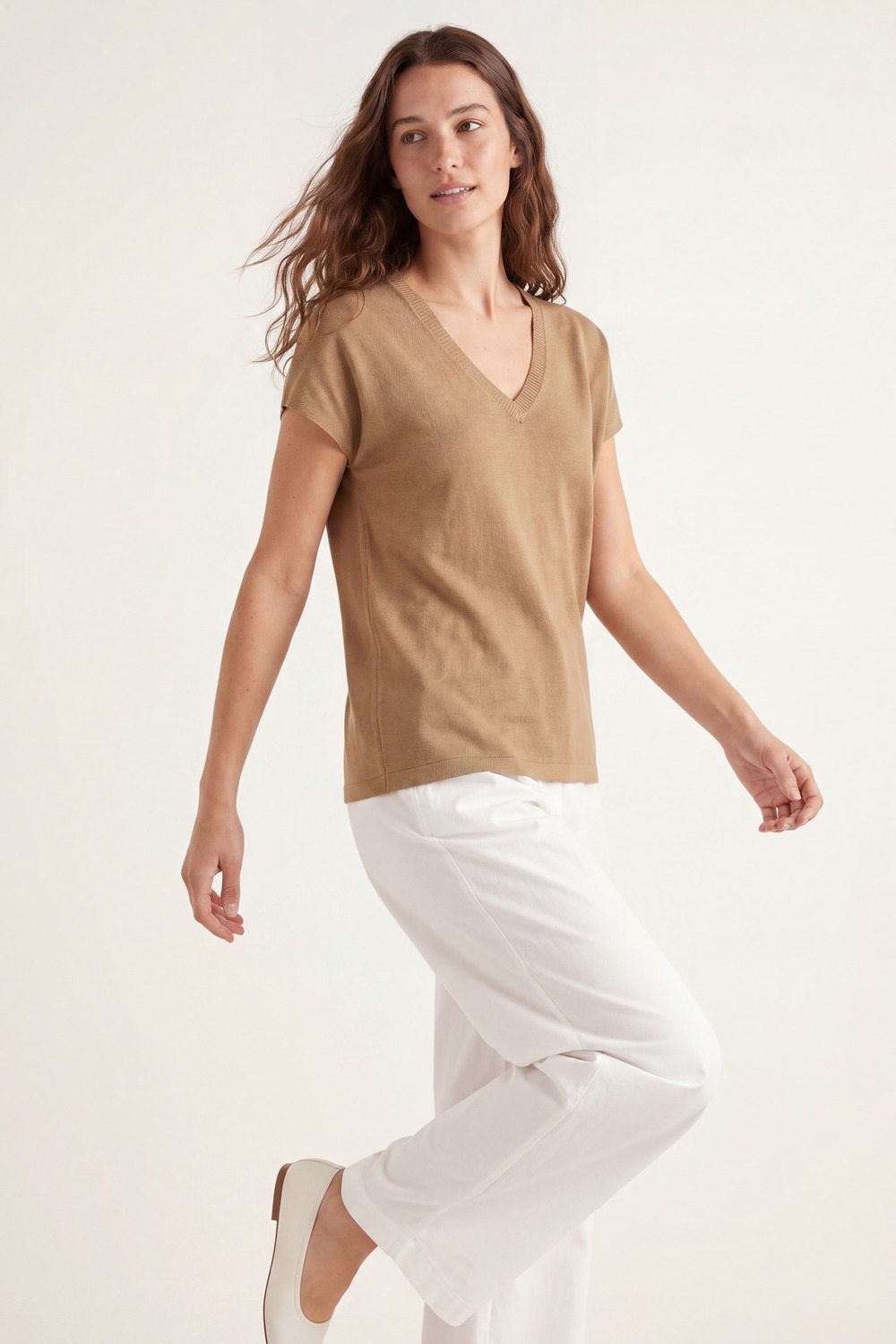 Jersey camel de punto fino con cuello en V y manga corta Jersey camel de punto fino con cuello en V y manga corta