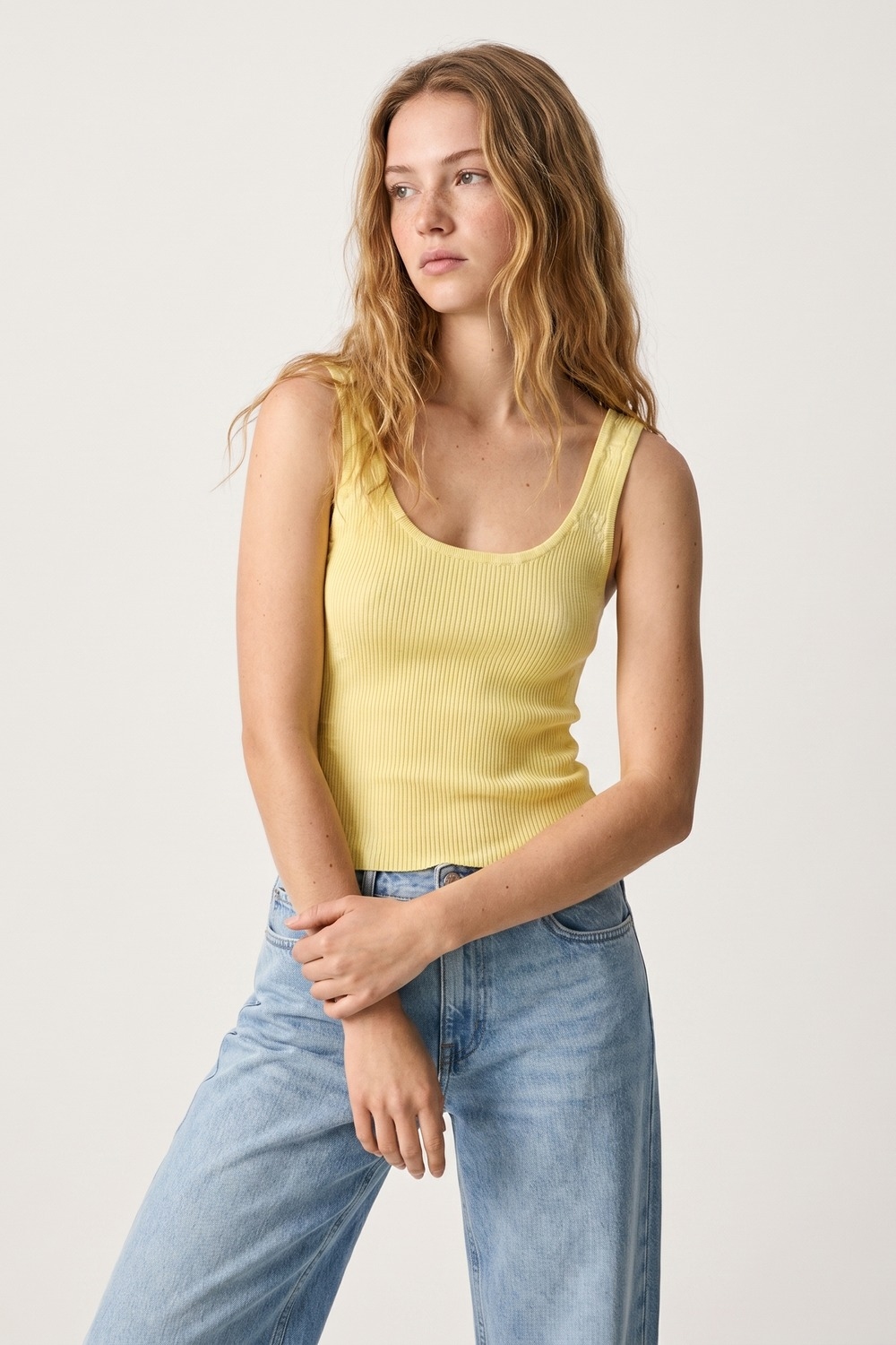Camiseta de tirantes amarilla de punto acanalado y cuello redondo Camiseta de tirantes amarilla de punto acanalado y cuello redondo