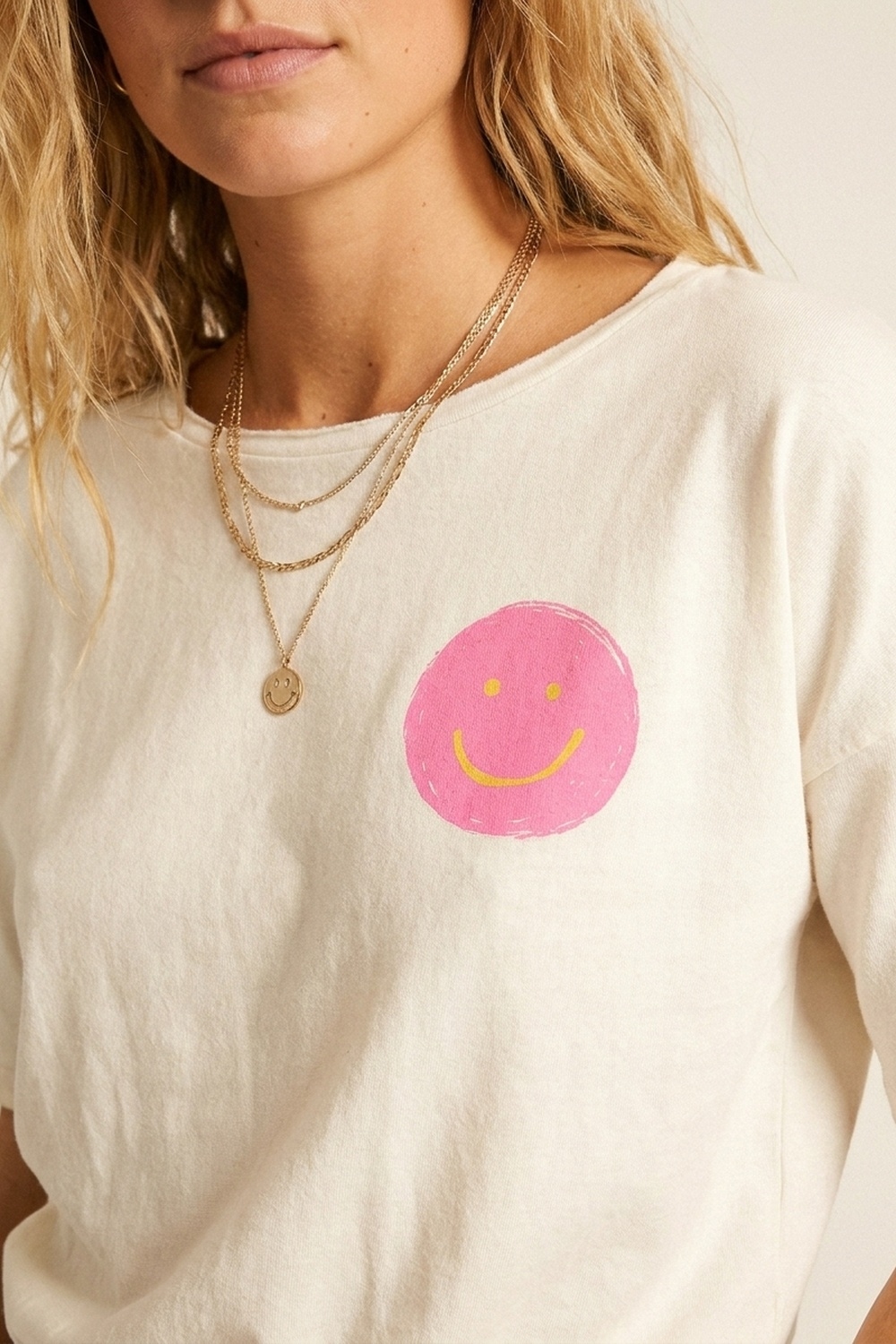 Sudadera blanca de manga corta con cara sonriente casual