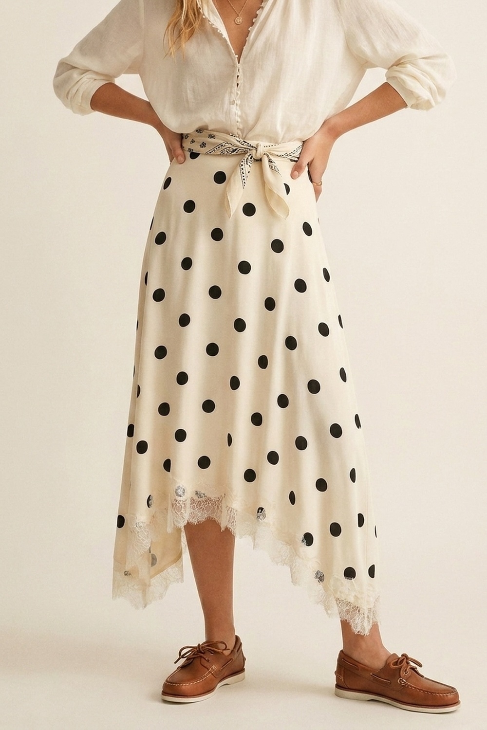 Falda midi asim&eacute;trica de sat&eacute;n con estampado de lunares en color crema y ribete de encaje