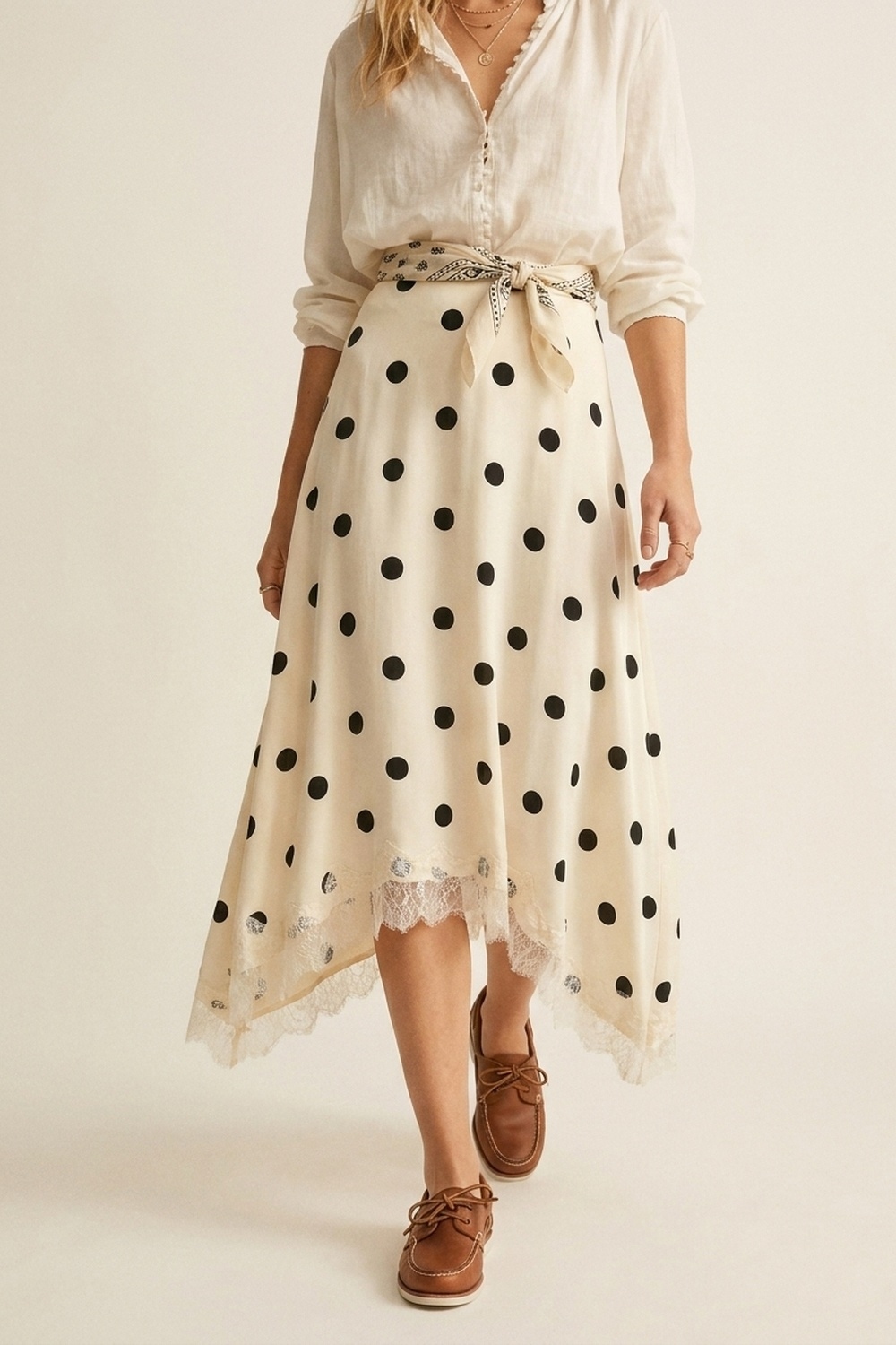 Falda midi asim&eacute;trica de sat&eacute;n con estampado de lunares en color crema y ribete de encaje