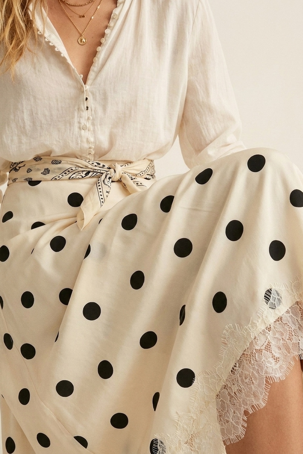 Falda midi asim&eacute;trica de sat&eacute;n con estampado de lunares en color crema y ribete de encaje