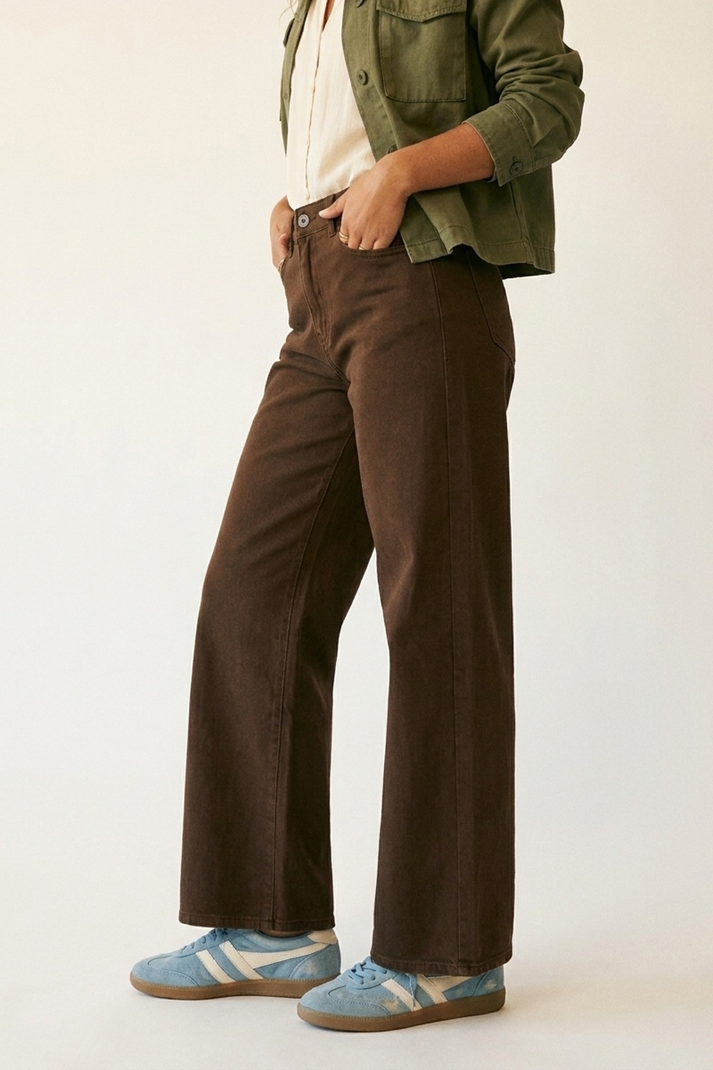 Pantalones marrones de pierna ancha con sarga ligera Pantalones marrones de pierna ancha con sarga ligera