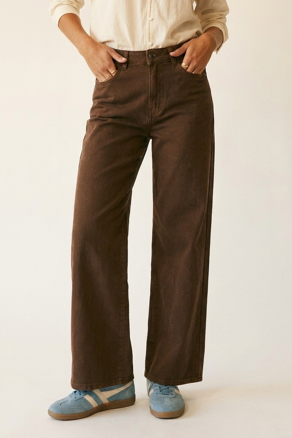 Pantalones marrones de pierna ancha con sarga ligera Pantalones marrones de pierna ancha con sarga ligera