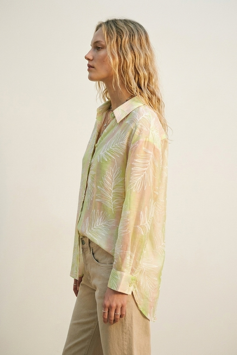 Camisa verde transparente con estampado de hojas y botones con tela translúcida Camisa verde transparente con estampado de hojas y botones con tela translúcida
