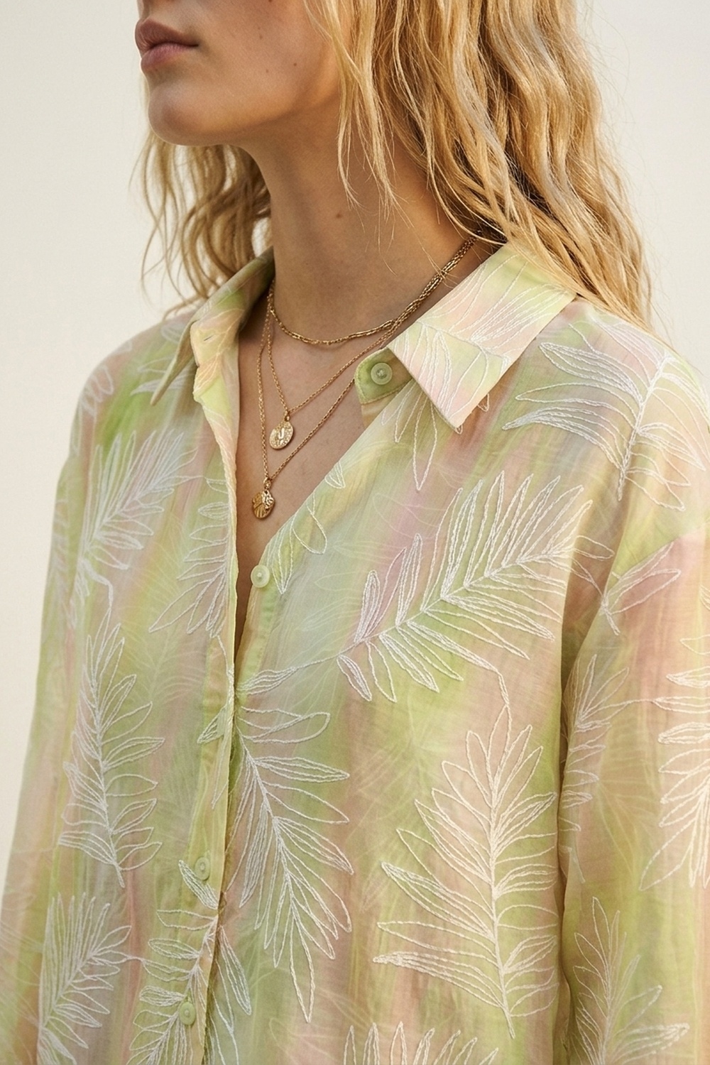 Camisa verde transparente con estampado de hojas y botones con tela translúcida Camisa verde transparente con estampado de hojas y botones con tela translúcida