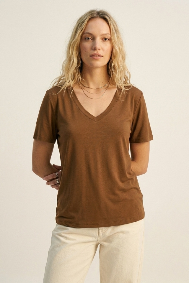 Camiseta marr&oacute;n de cuello en V de manga corta y ajuste holgado.