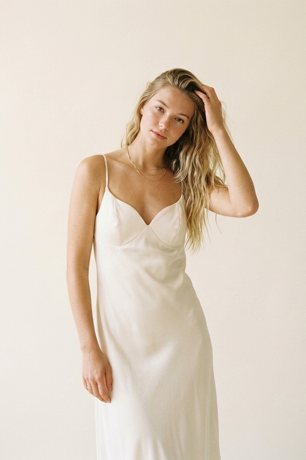 Vestido Lencero Color Crema con Tirantes Ajustables y Escote en V