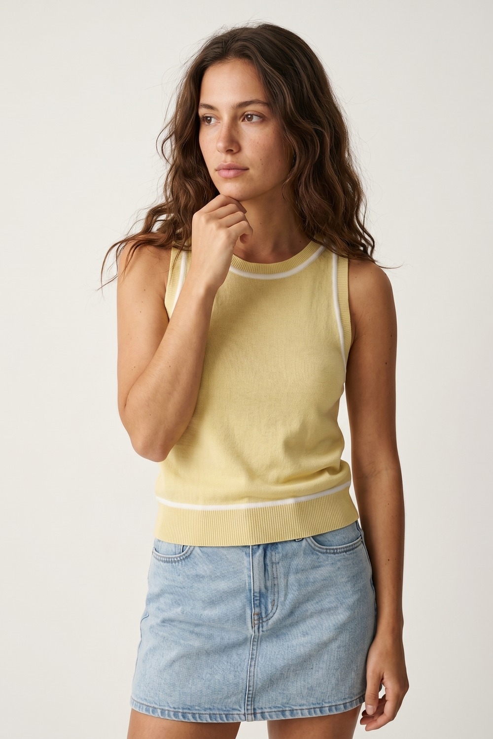 Top de punto sin mangas en amarillo mantequilla con detalles de líneas blancas Top de punto sin mangas en amarillo mantequilla con detalles de líneas blancas