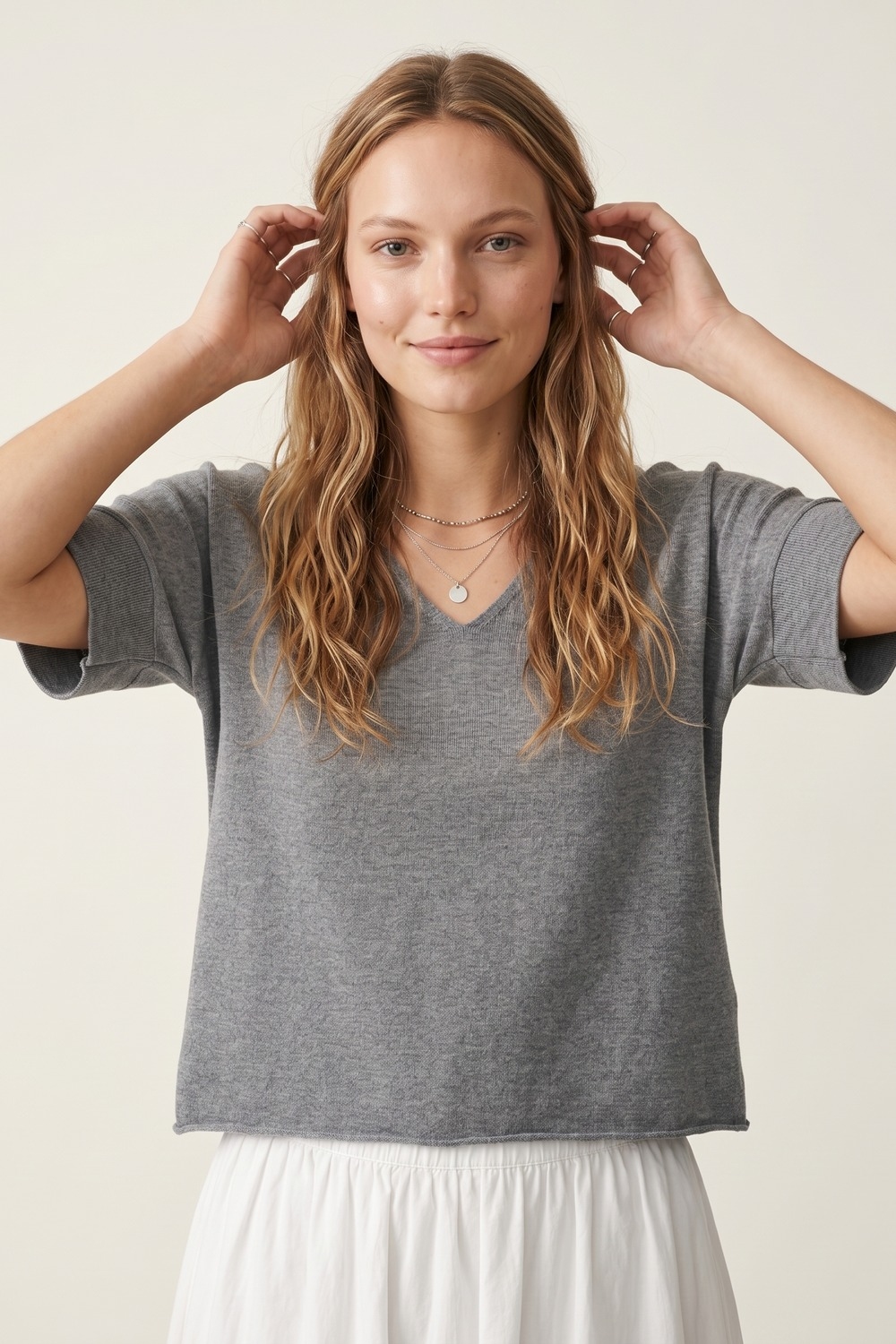 Top de punto gris relajado con cuello en V y mangas cortas