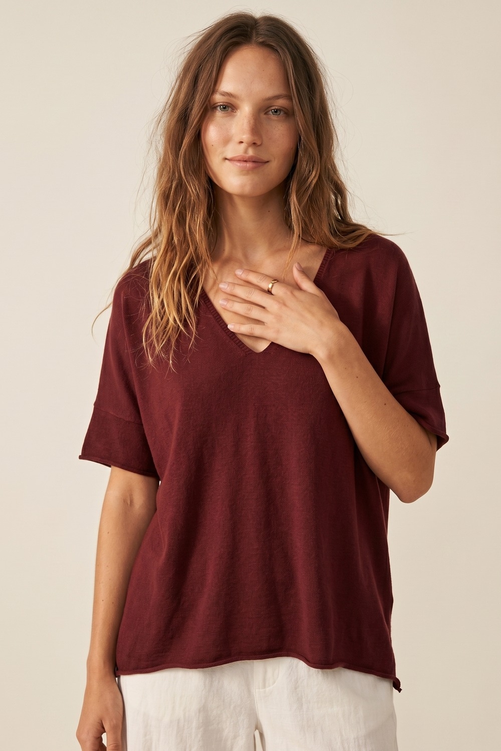 Blusa de Punto de Manga Corta con Cuello en V Relajado en Color Burdeos