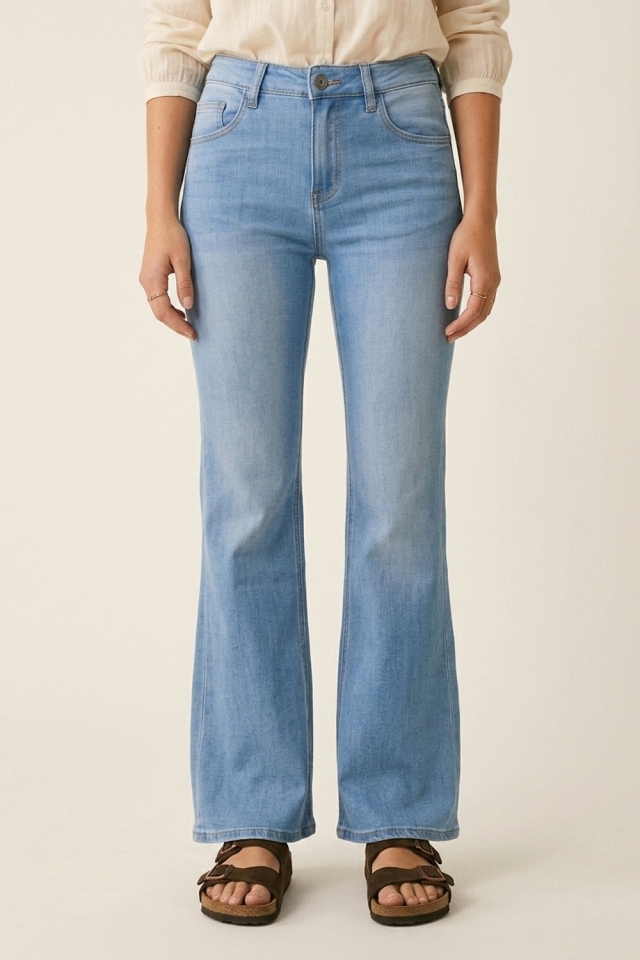 Jeans de mezclilla acampanados para mujer en color azul lavado.