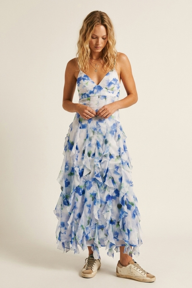 Vestido maxi blanco y azul con flores y volantes.