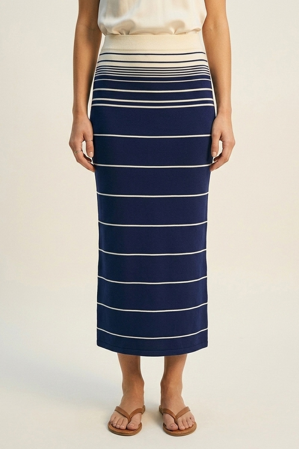Falda Midi de Punto a Rayas Azul Marino con Cintura Crema