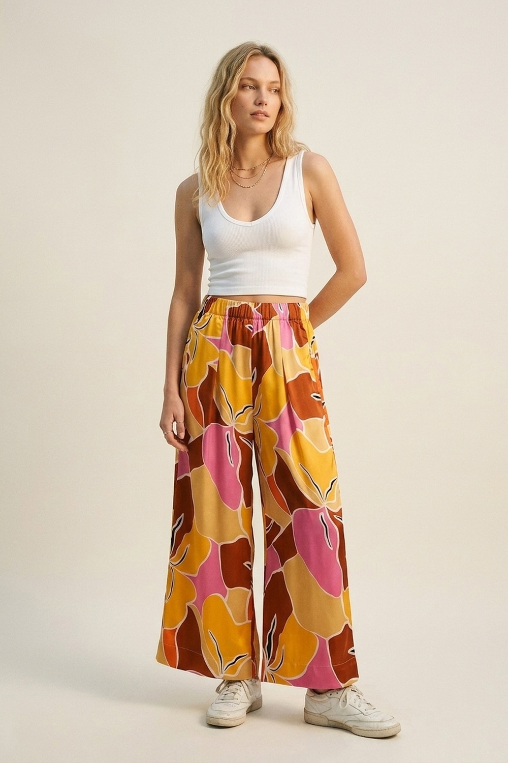 Pantalones de Pierna Ancha con Estampado Tropical en Tonos C&aacute;lidos de Naranja