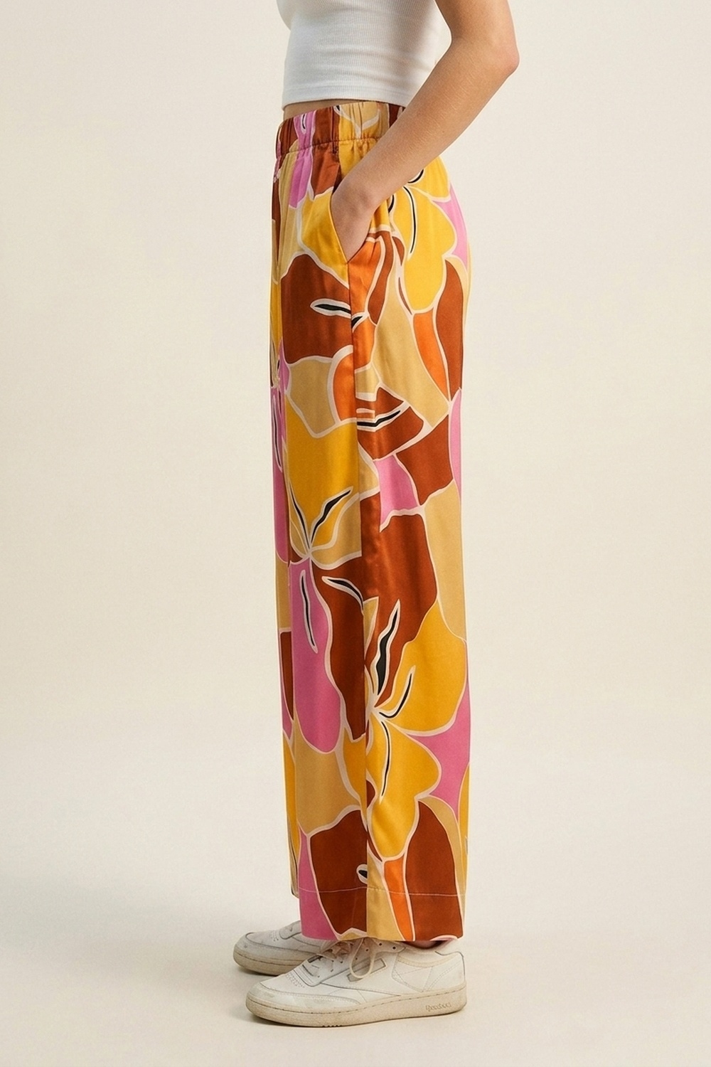 Pantalones de Pierna Ancha con Estampado Tropical en Tonos C&aacute;lidos de Naranja