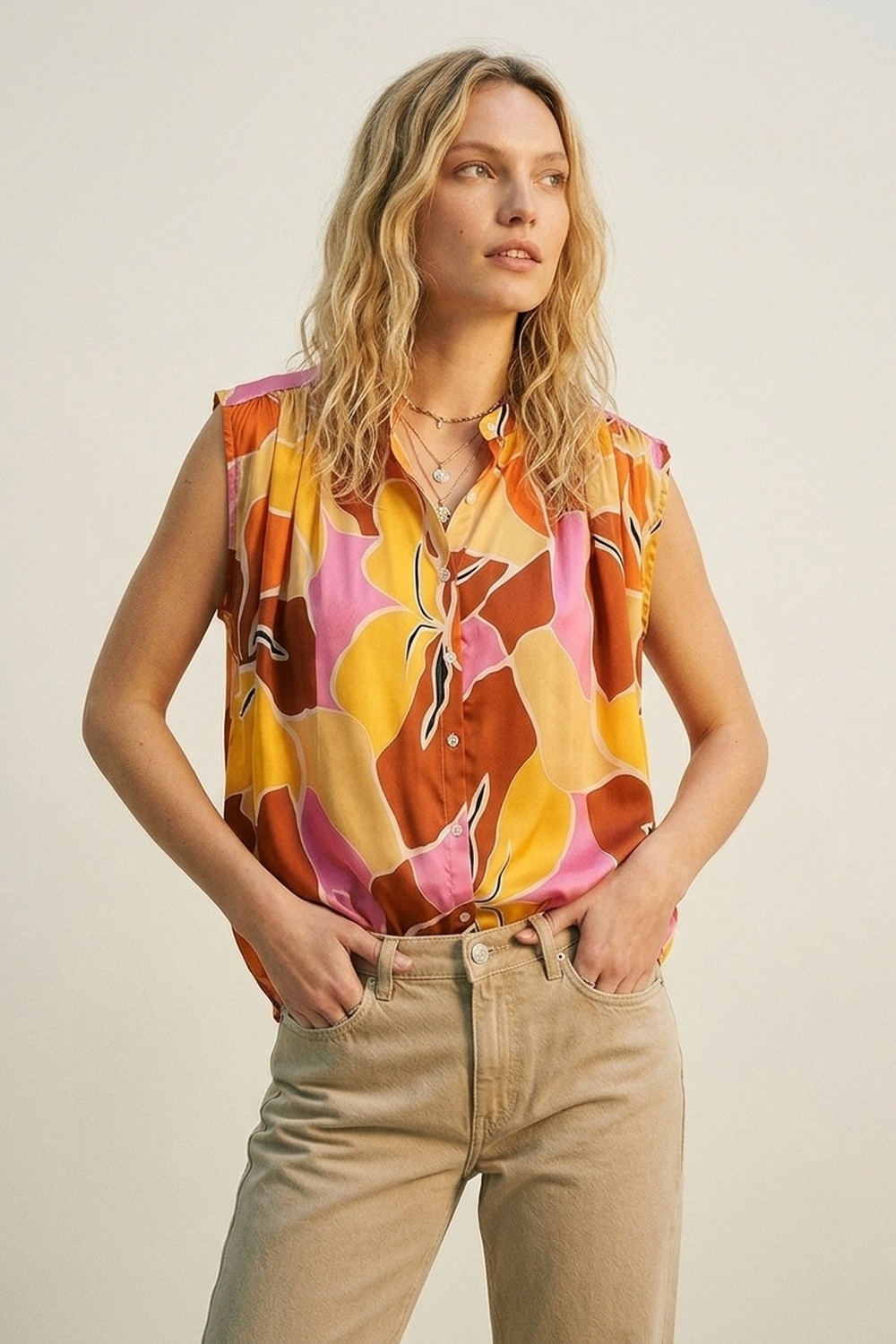 Blusa sin mangas con botones al frente y estampado tropical en tonos cálidos de naranja Blusa sin mangas con botones al frente y estampado tropical en tonos cálidos de naranja