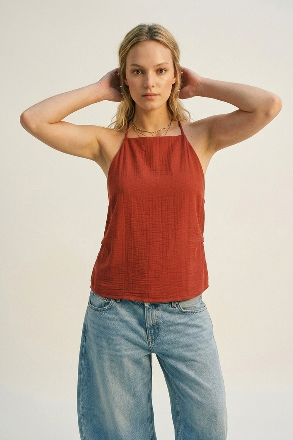 Top sin mangas con cuello halter texturizado en terracota
