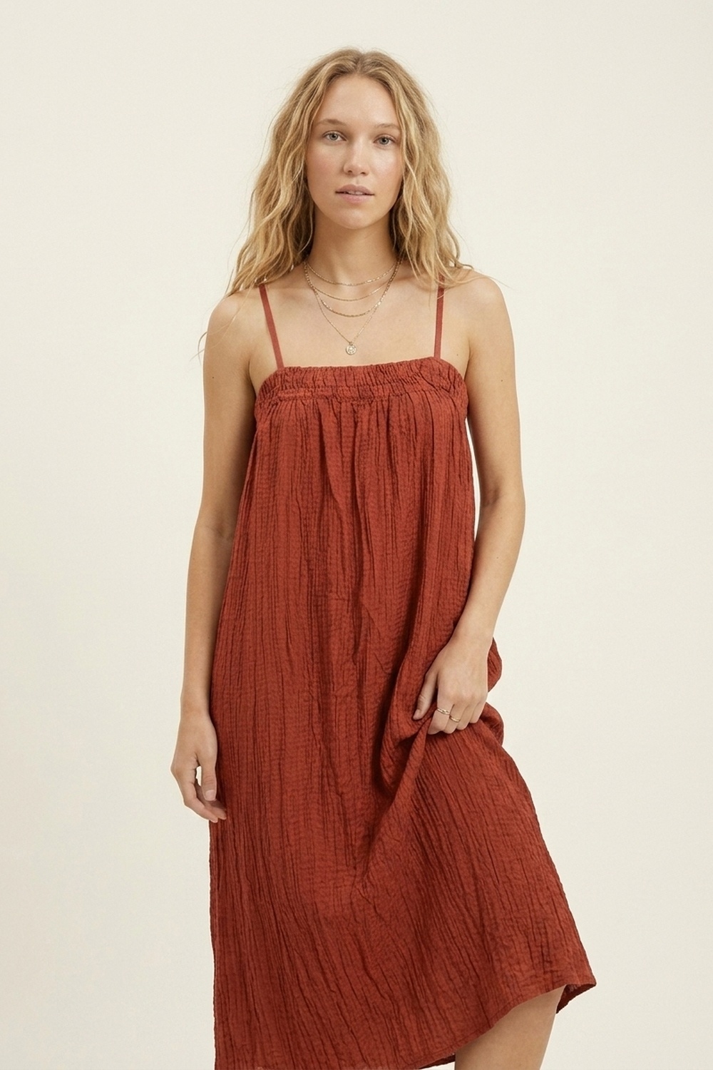 Vestido Maxi Arrugado en Color &Oacute;xido con Tirantes Finos