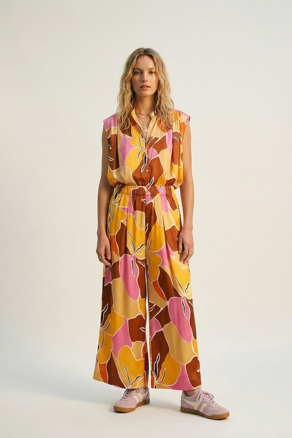 Pantalones de Pierna Ancha con Estampado Tropical en Tonos C&aacute;lidos de Naranja