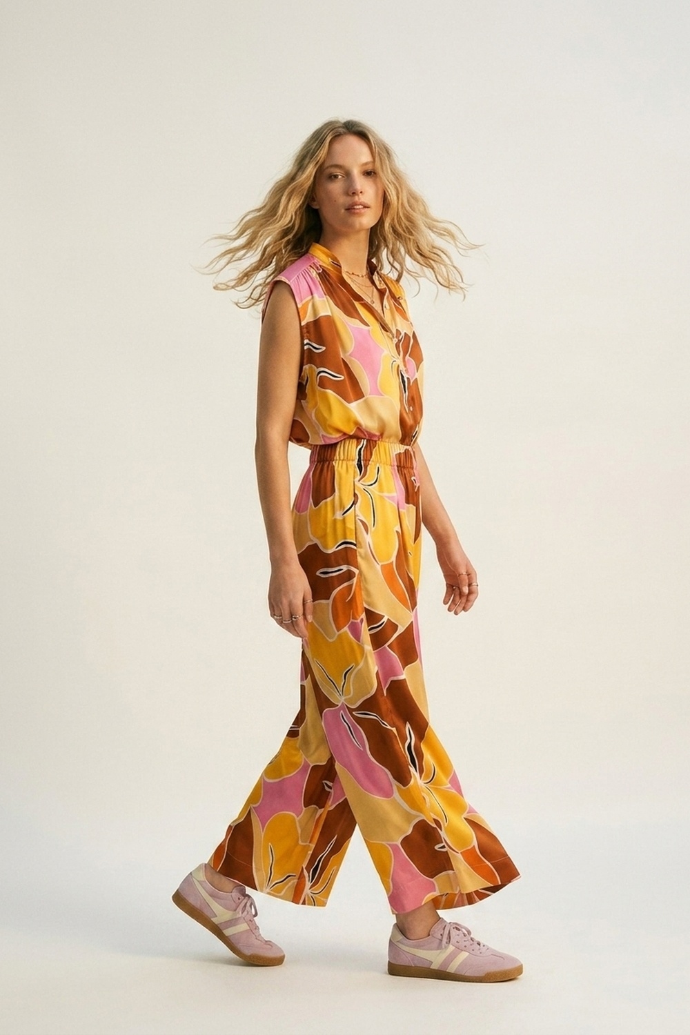 Pantalones de Pierna Ancha con Estampado Tropical en Tonos C&aacute;lidos de Naranja