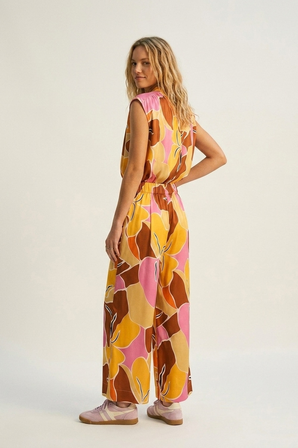 Blusa sin mangas con botones al frente y estampado tropical en tonos cálidos de naranja Blusa sin mangas con botones al frente y estampado tropical en tonos cálidos de naranja