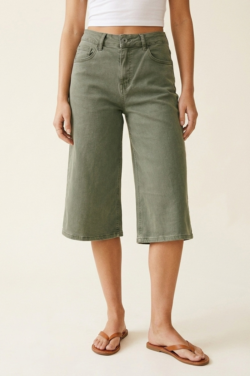 Bermudas de mezclilla verde oliva de pierna ancha y corte cropped