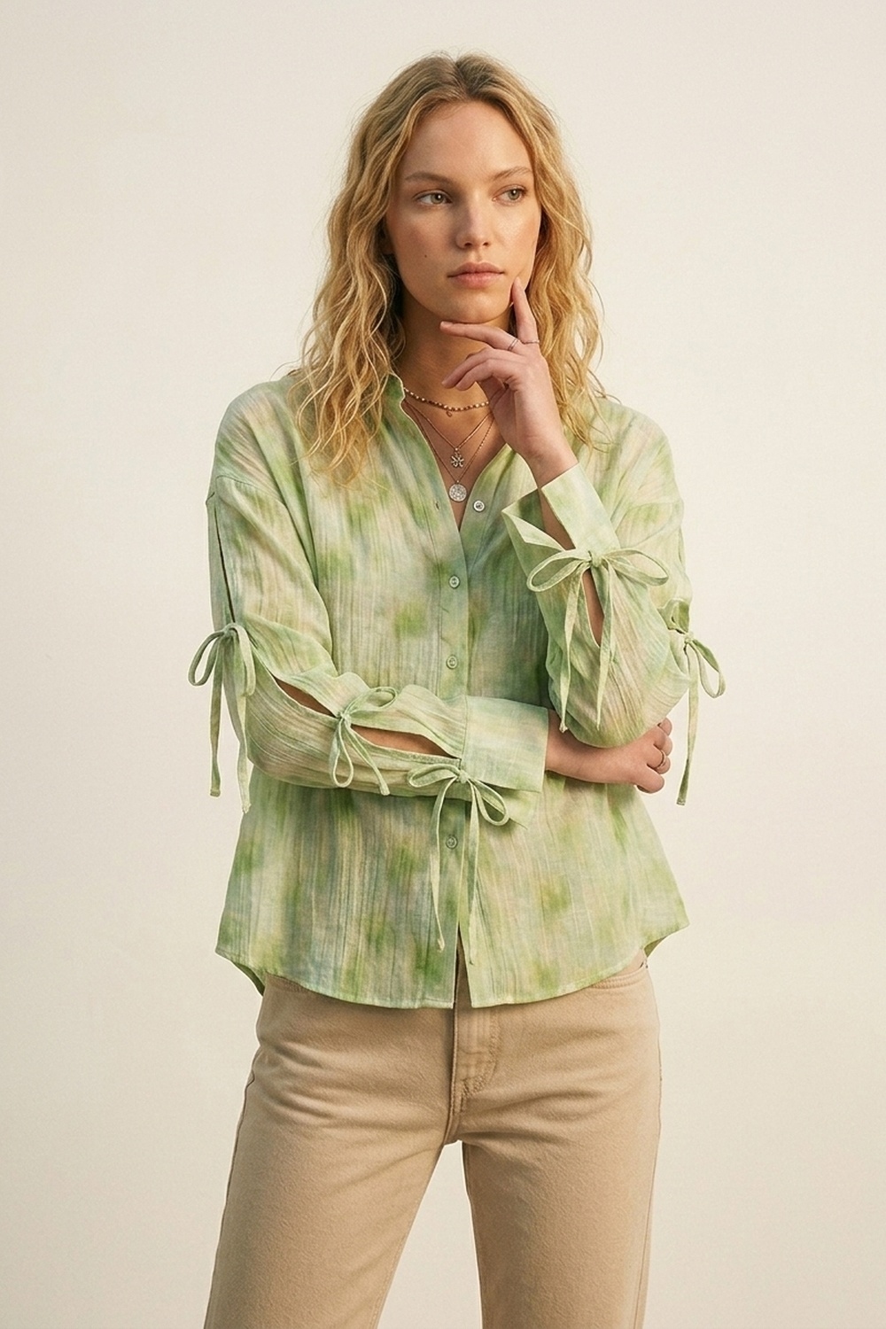 Camisa de Manga Larga Verde Claro con Lazos en las Mangas Camisa de Manga Larga Verde Claro con Lazos en las Mangas