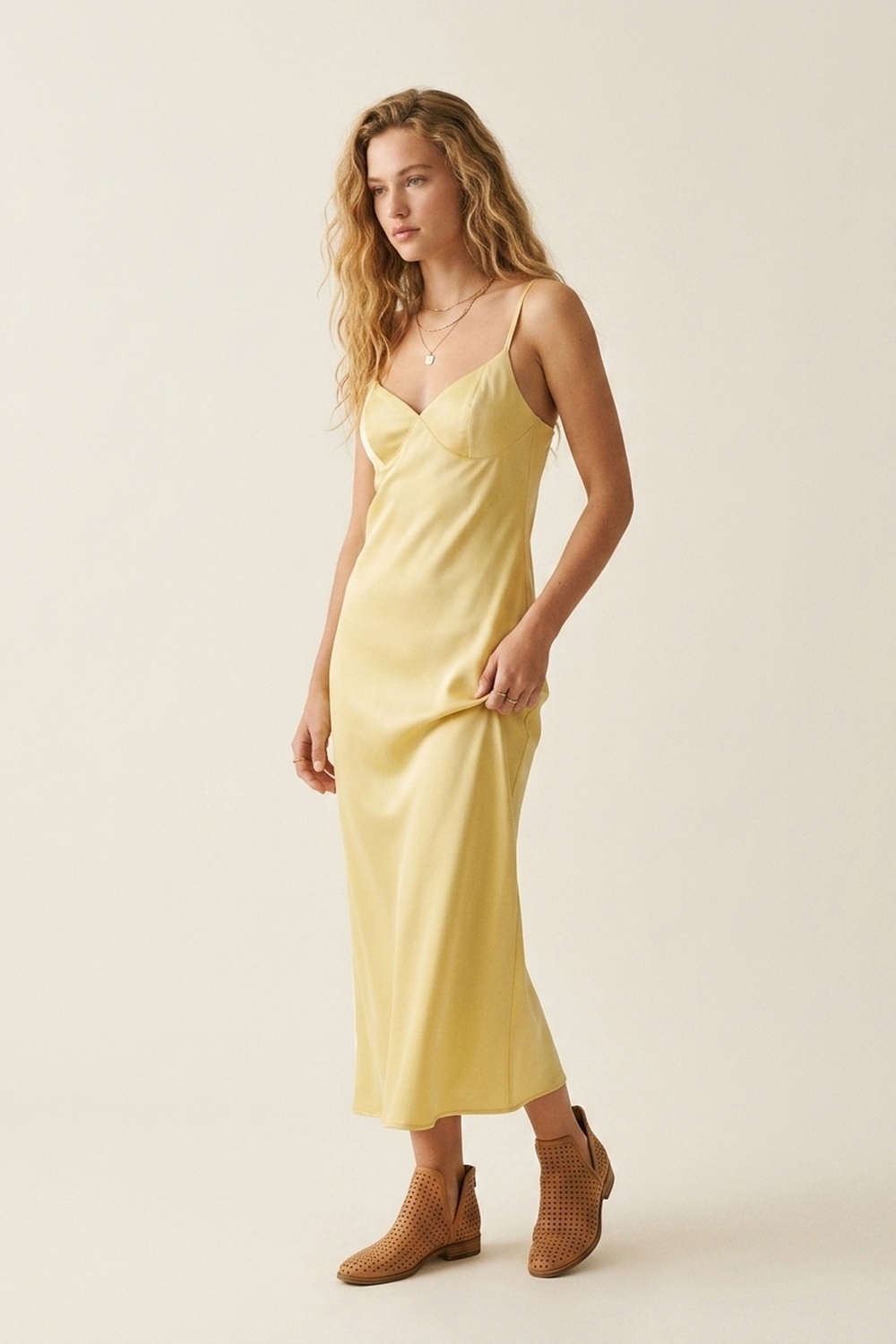 Vestido maxi de sat&eacute;n amarillo con tirantes ajustables