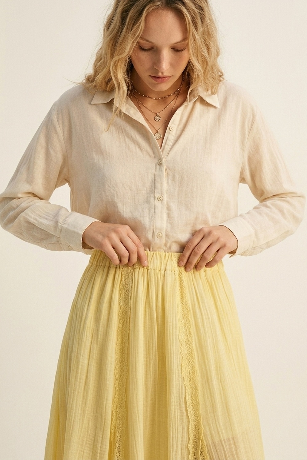 Falda maxi amarilla de l&iacute;nea A con textura transparente y inserto de encaje