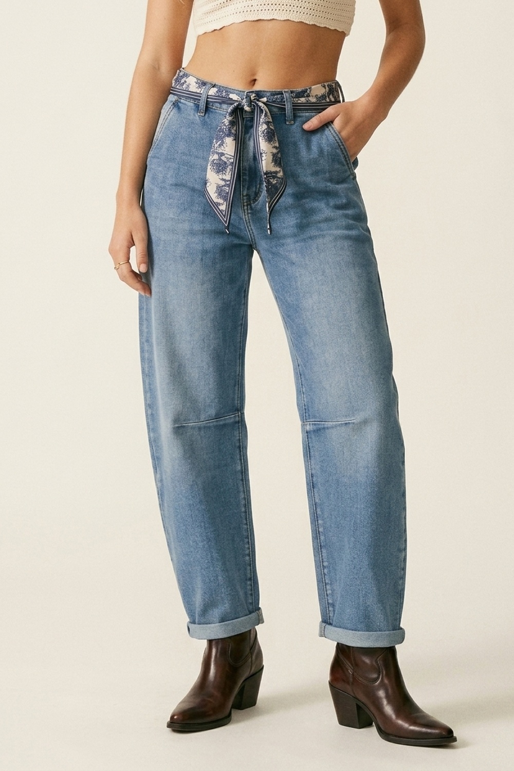 Jeans de Pierna de Barril con Detalle de Costura en la Rodilla de Lavado Claro Jeans de Pierna de Barril con Detalle de Costura en la Rodilla de Lavado Claro