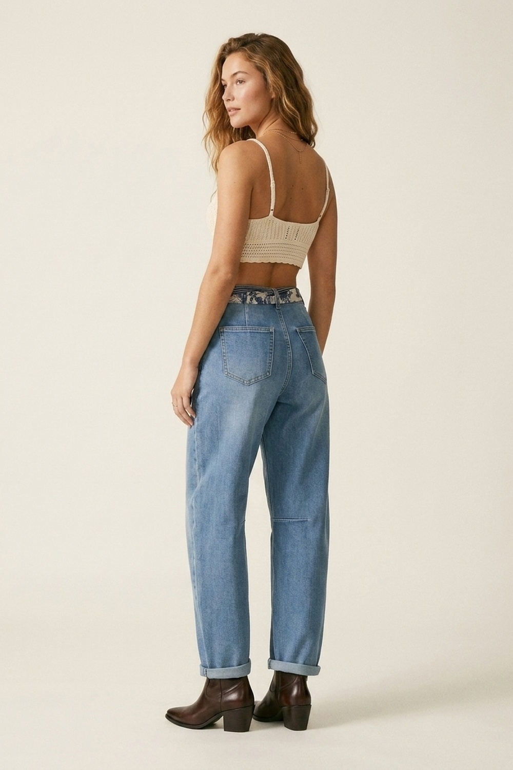 Jeans de Pierna de Barril con Detalle de Costura en la Rodilla de Lavado Claro Jeans de Pierna de Barril con Detalle de Costura en la Rodilla de Lavado Claro