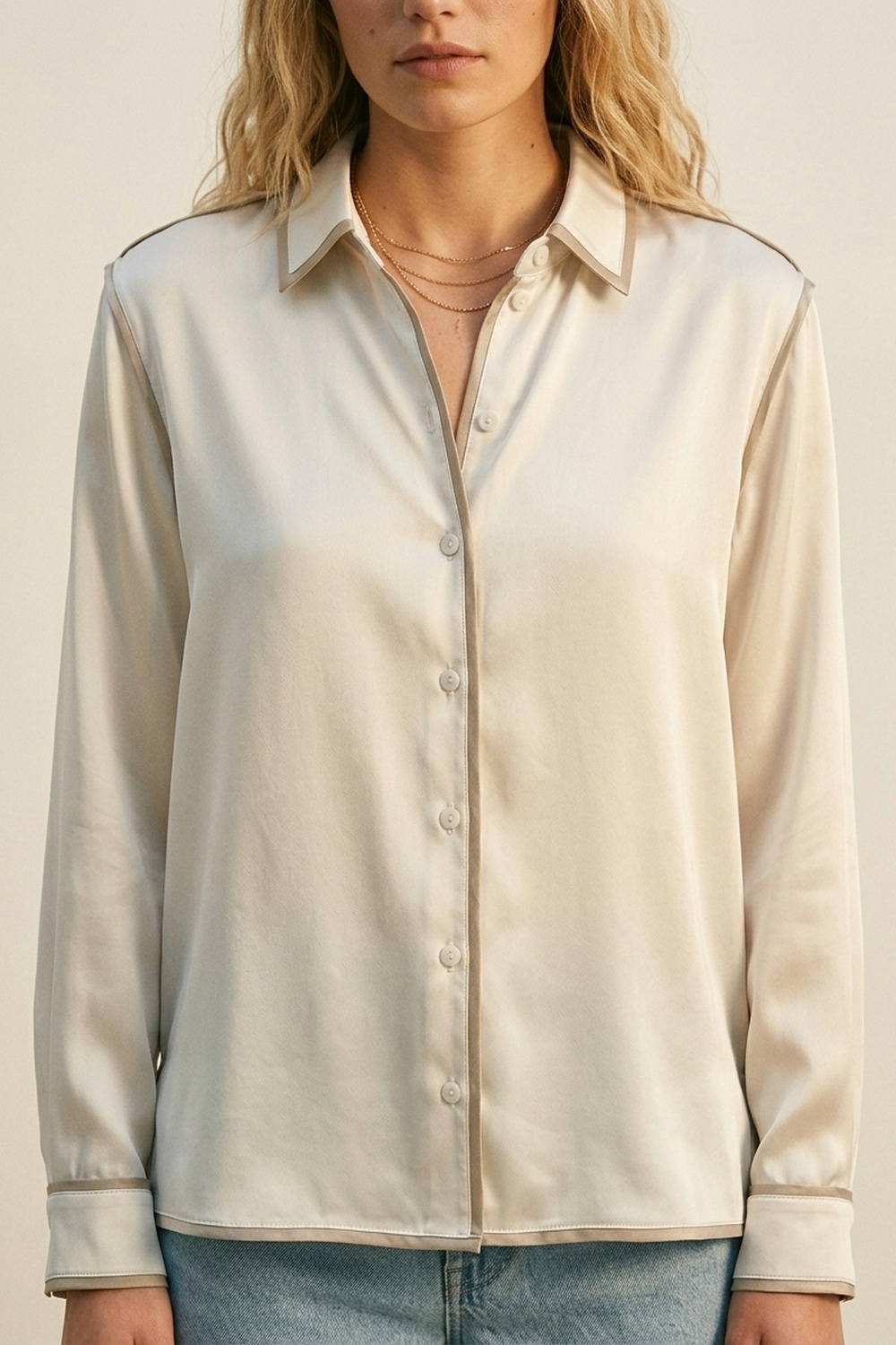 Camisa abotonada de satén crema con ribete de contraste Camisa abotonada de satén crema con ribete de contraste