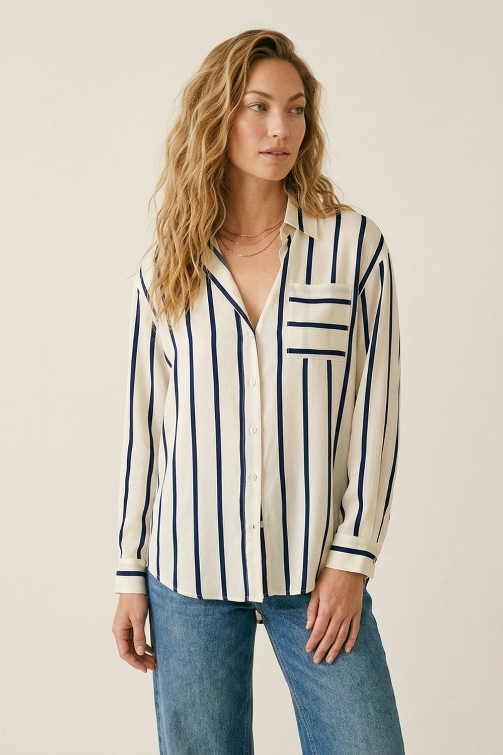 Camisa de corte relajado con rayas crema en tela de sat&eacute;n con bolsillo