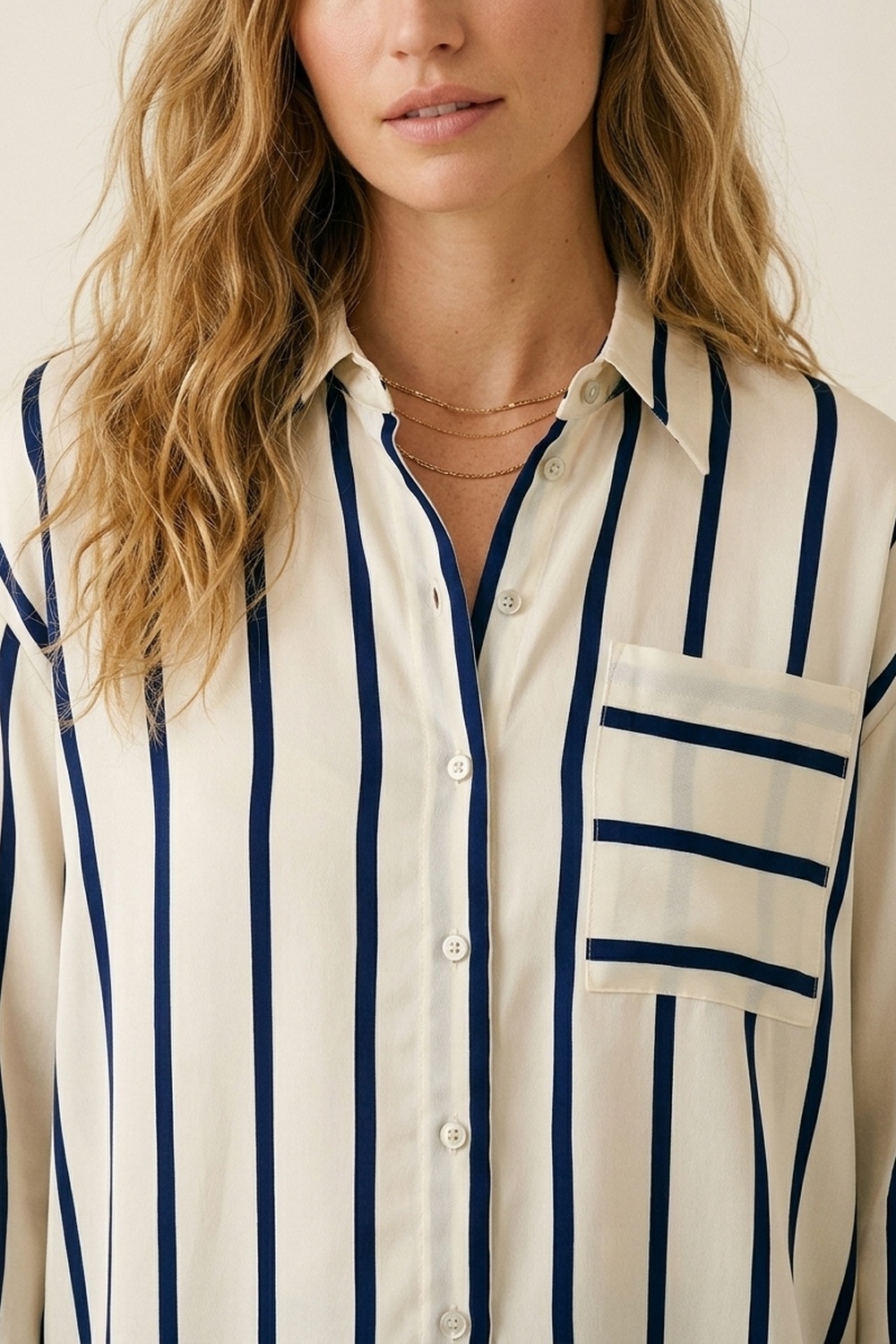 Camisa de corte relajado con rayas crema en tela de sat&eacute;n con bolsillo