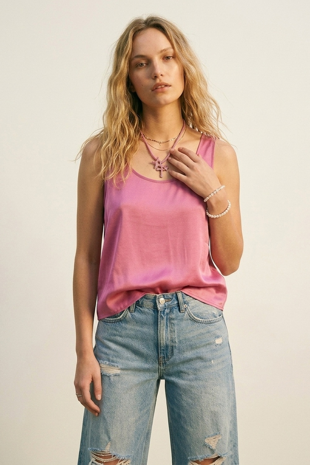 Blusa sin mangas de sat&eacute;n fucsia de ajuste regular y escote redondo